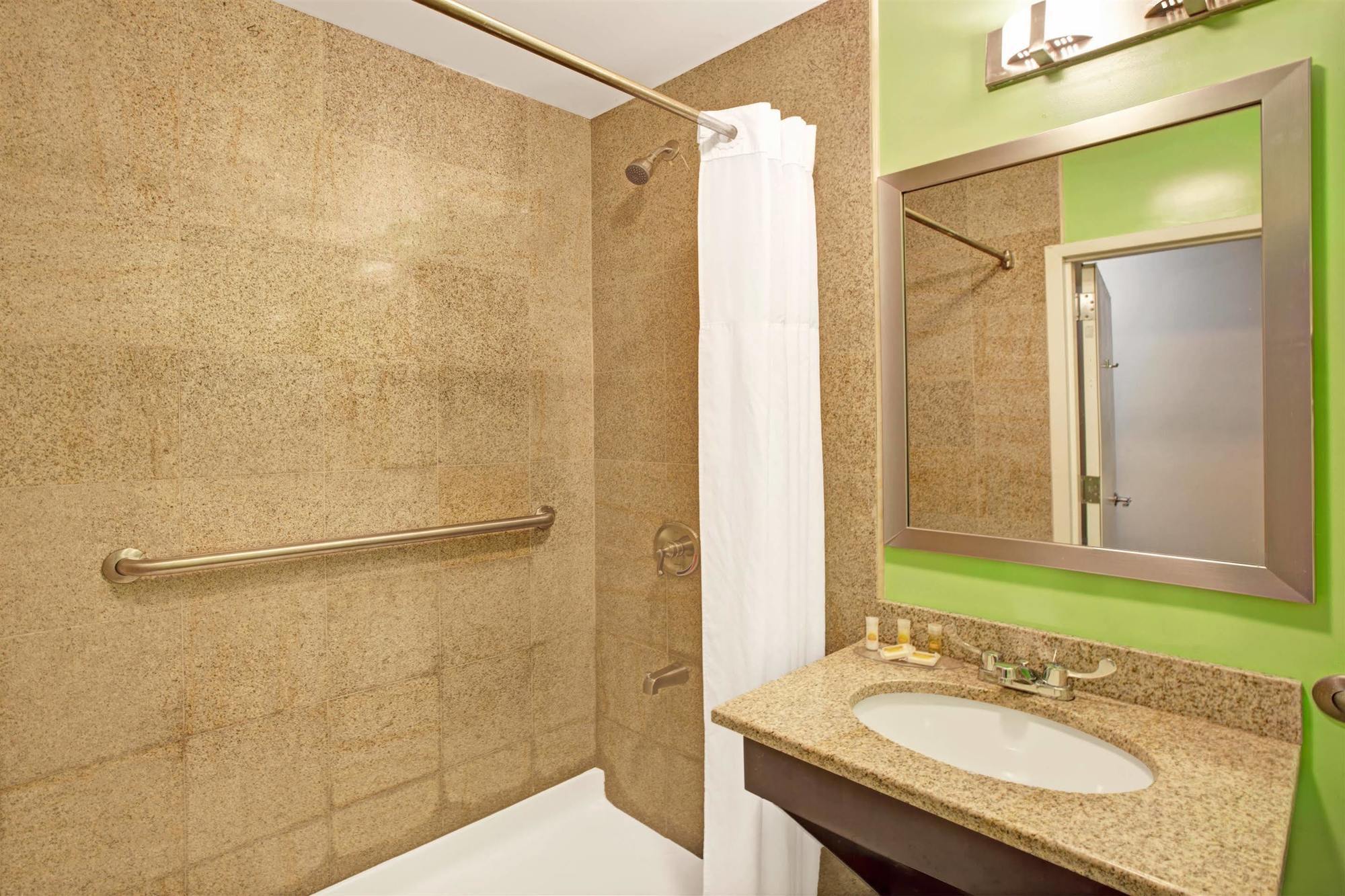 Days Inn & Suites By Wyndham Ozone Park/Jfk Airport New York Eksteriør bilde